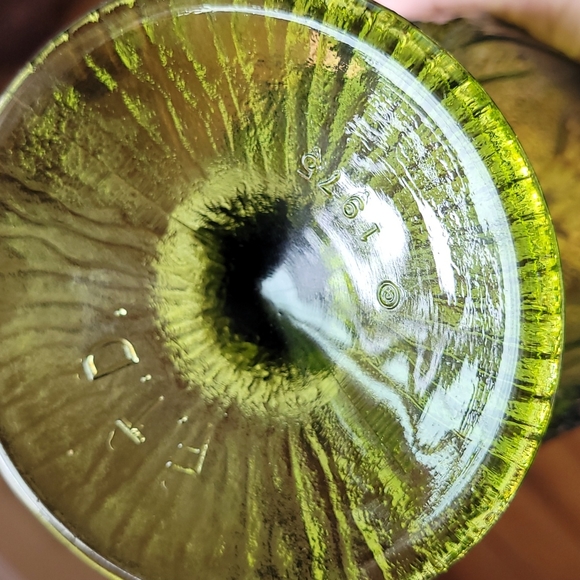 F.T.D. Oak leaf green glass pedestal bowl - Picture 3 of 4